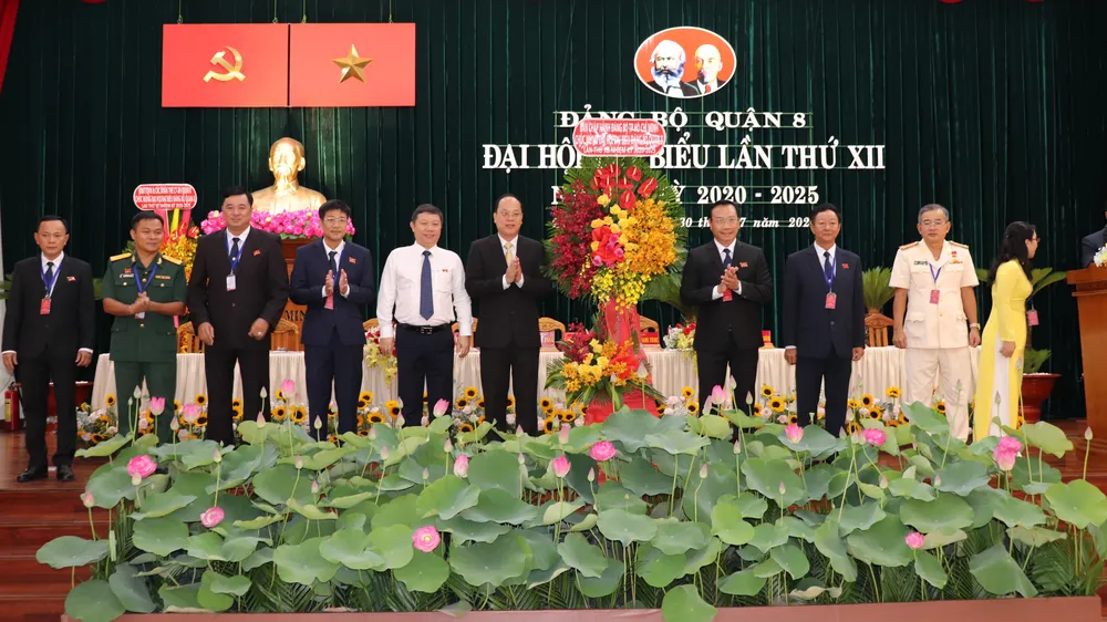 Lãnh đạo TPHCM tặng hoa chúc mừng Đại hội Đảng bộ quận 8