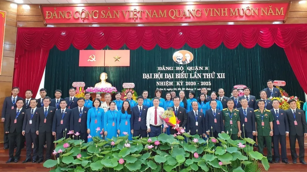 Ban chấp hành nhiệm kỳ mới Đảng bộ quận 8 ra mắt đại biểu