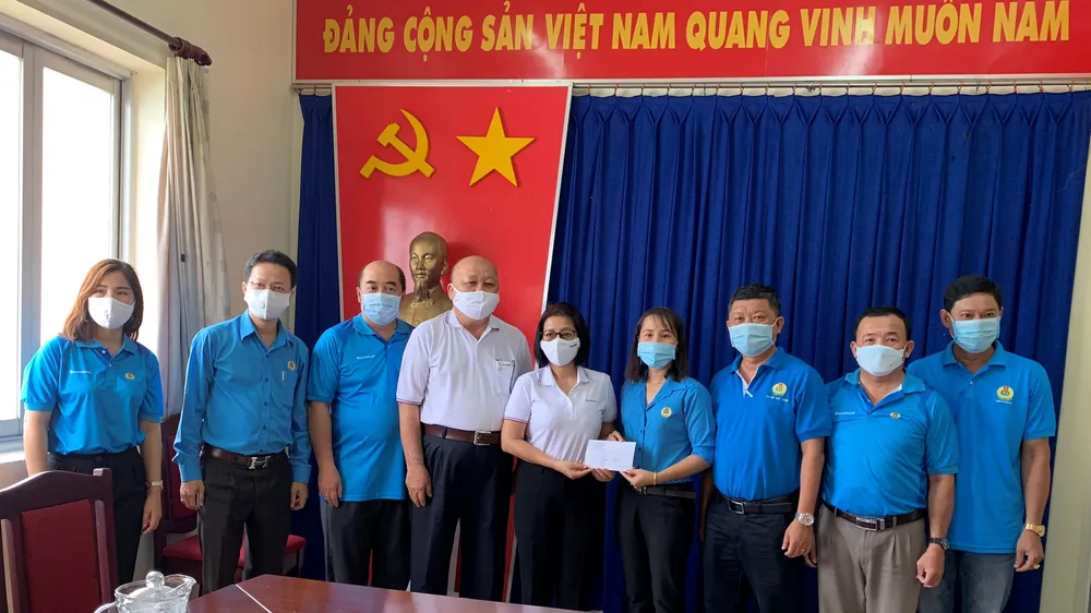 Đại diện LĐLĐ TP và Ngân hàng Sacobank trao hỗ trợ bà Tô Thị Ngọc Thủy, Phó Chủ tịch LĐLĐ quận 6