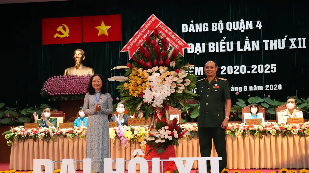 Thiếu tướng Nguyễn Văn Nam, Tư lệnh Bộ Tư lệnh TPHCM tặng hoa chúc mừng Đại hội Đảng bộ quận 4