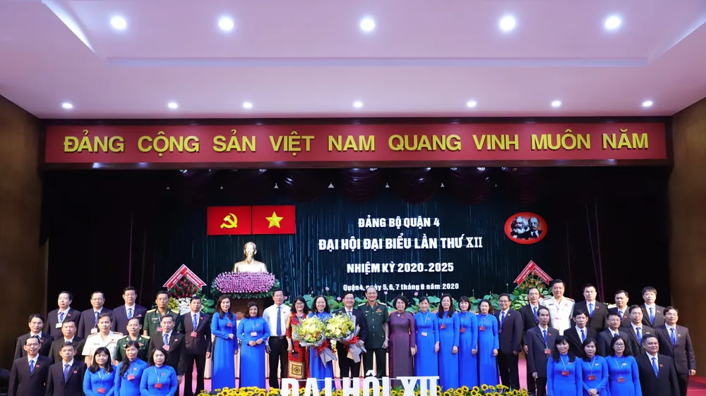 Thiếu tướng Nguyễn Văn Nam và đồng chí Tô Thị Bích Châu chúc mừng Ban chấp hành Đảng bộ quận 4 nhiệm kỳ mới