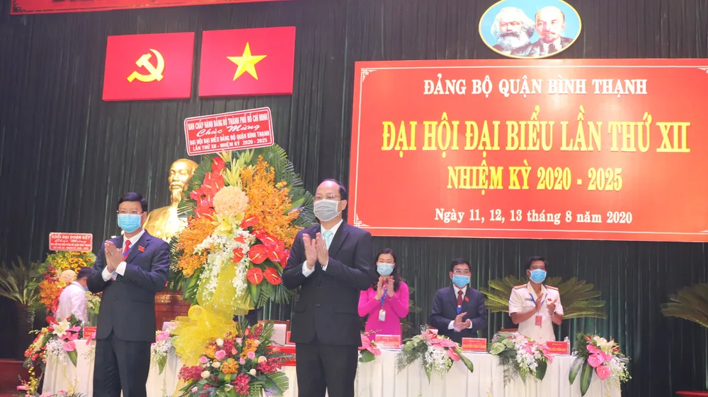 Đồng chí Nguyễn Hồ Hải, Trưởng ban Tổ Chức Thành ủy TPHCM tặng hoa chúc mừng đại hội