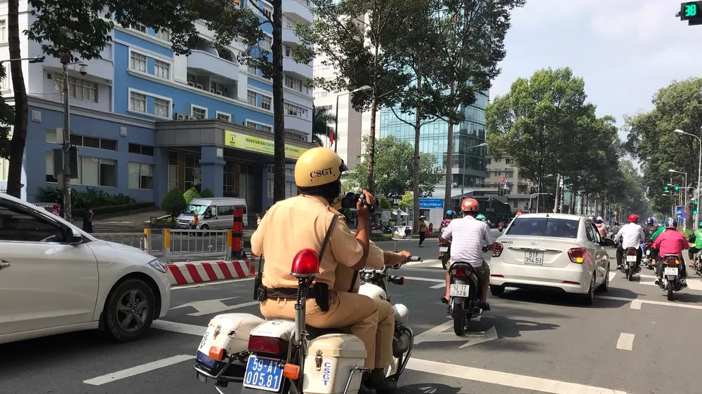 Lực lượng CSGT ghi hình các phương tiện trên đường Trần Hưng Đạo sáng 17-8