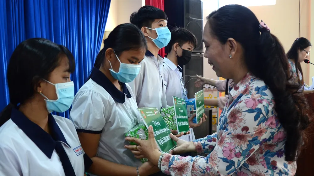 Trao 848 suất học bổng cho con nông dân