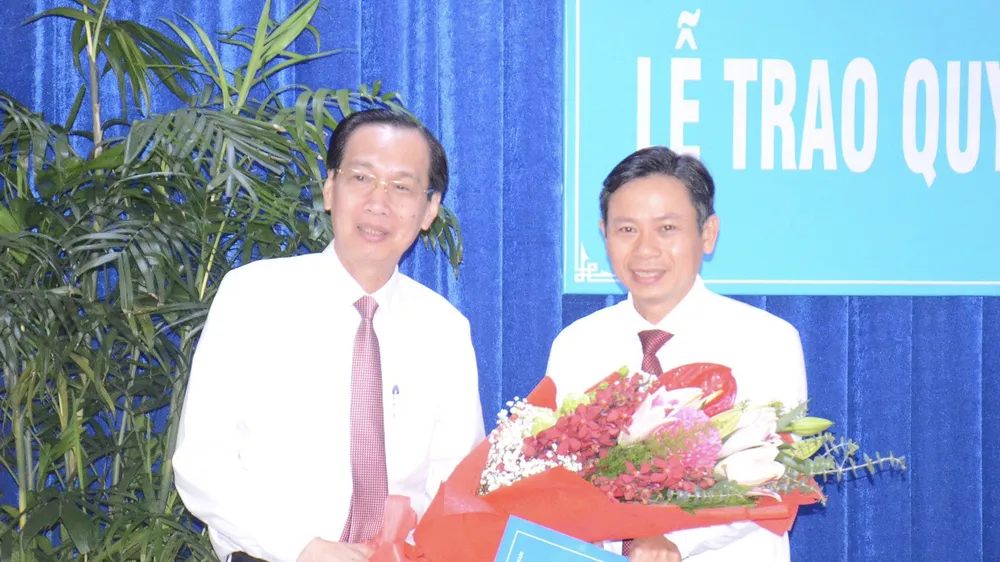 Đồng chí Lê Thanh Liêm, Phó Chủ tịch Thường trực UBND TPHCM trao quyết định cho đồng chí Lê Văn Chiến