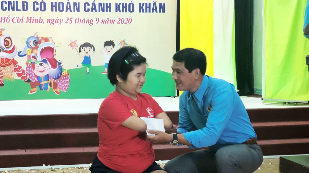 Niềm vui của cô bé "Chim cánh cụt" Hoài Thương khi nhận suất học bổng đặc biệt