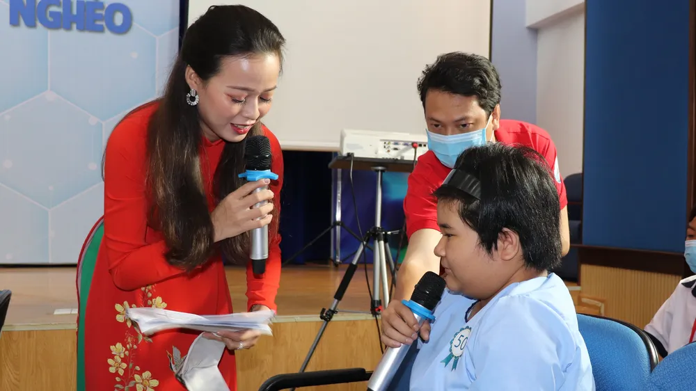 Ông Hồ Xuân Lâm, Phó Chủ tịch Liên đoàn Lao động TPHCM trao học bổng cho con công nhân