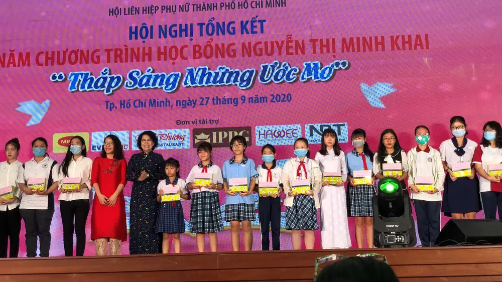 Đồng chí Tô Thị Bích Châu, Chủ tịch Ủy ban MTTQ Việt Nam TPHCM, trao tặng học bổng Nguyễn Thị Minh Khai cho các nữ sinh