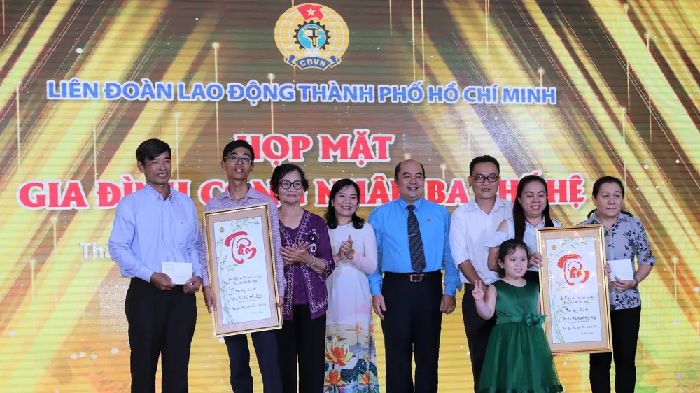 Những gia đình công nhân ba thế hệ tiêu biểu tại lễ tuyên dương