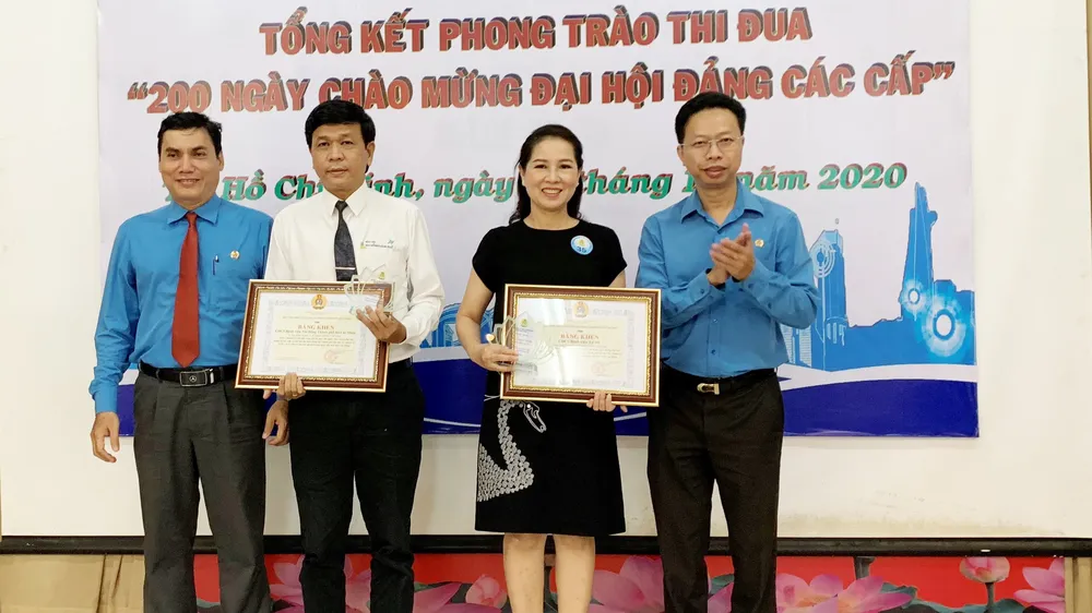 Trao bằng khen của Liên đoàn Lao động TPHCM cho các tập thể xuất sắc trong phong trào thi đua