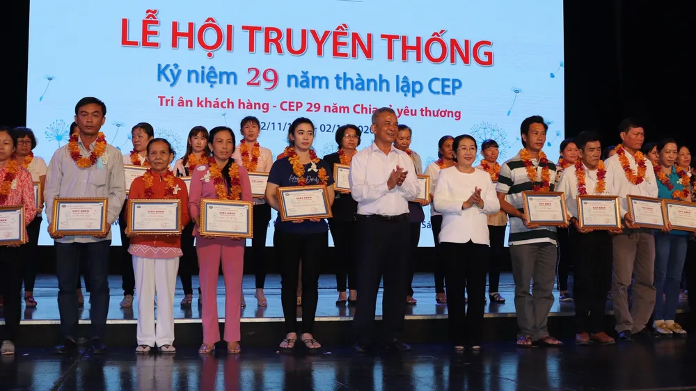 CEP trao quà chăm lo lao động nghèo ảnh hưởng dịch Covid-19
