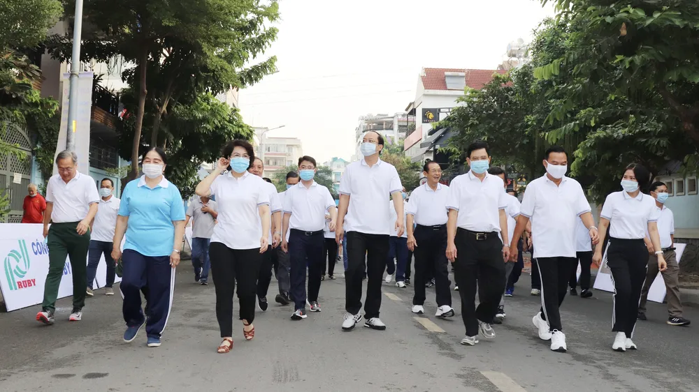 Lãnh đạo TP và quận Phú Nhuận tham gia đi bộ sáng 22-11