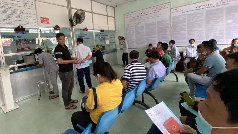 Người dân thực hiện đăng ký, đổi biển số xe 