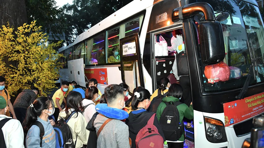 Chuyến xe mùa xuân đưa sinh viên, người lao động về quê ăn tết. Ảnh: VIỆT DŨNG