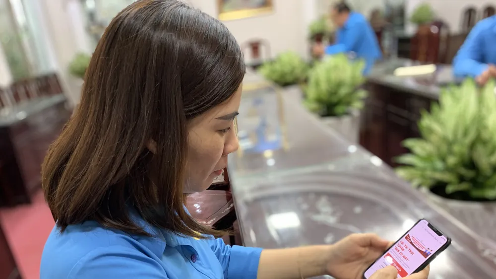 Người lao động tham gia cuộc thi “Công nhân, viên chức, người lao động với Ngày hội non sông” trên điện thoại di động