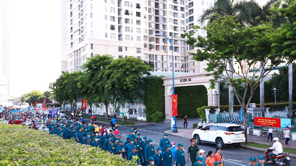 Đi bộ ủng hộ hơn 650 triệu đồng cho quỹ khuyến học