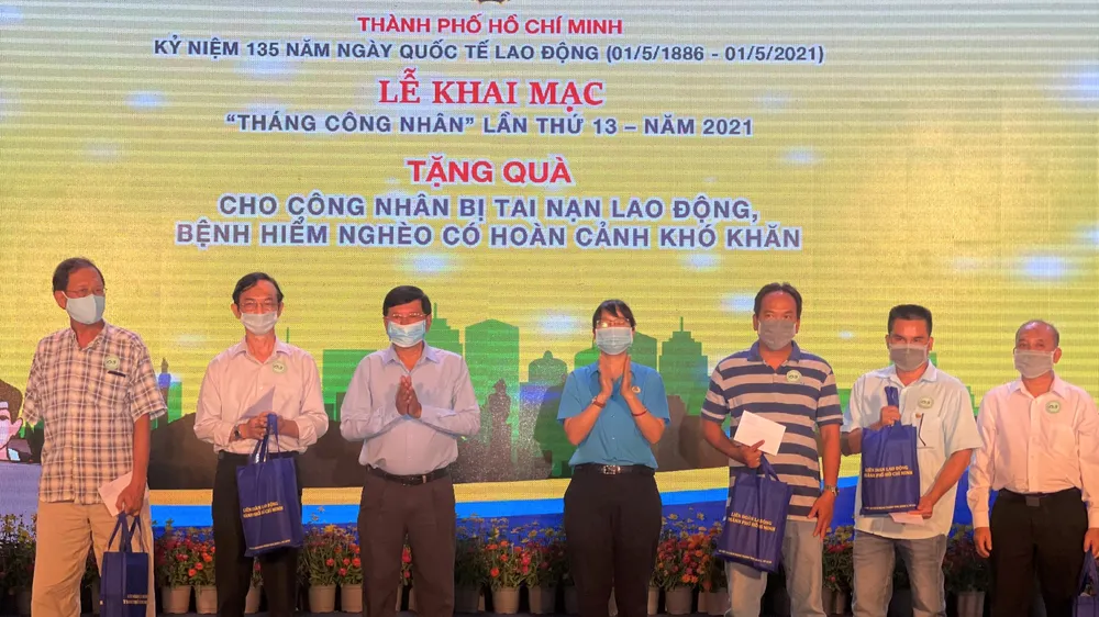 Trao quà cho công nhân, lao động khó khăn nhân Tháng công nhân năm 2021