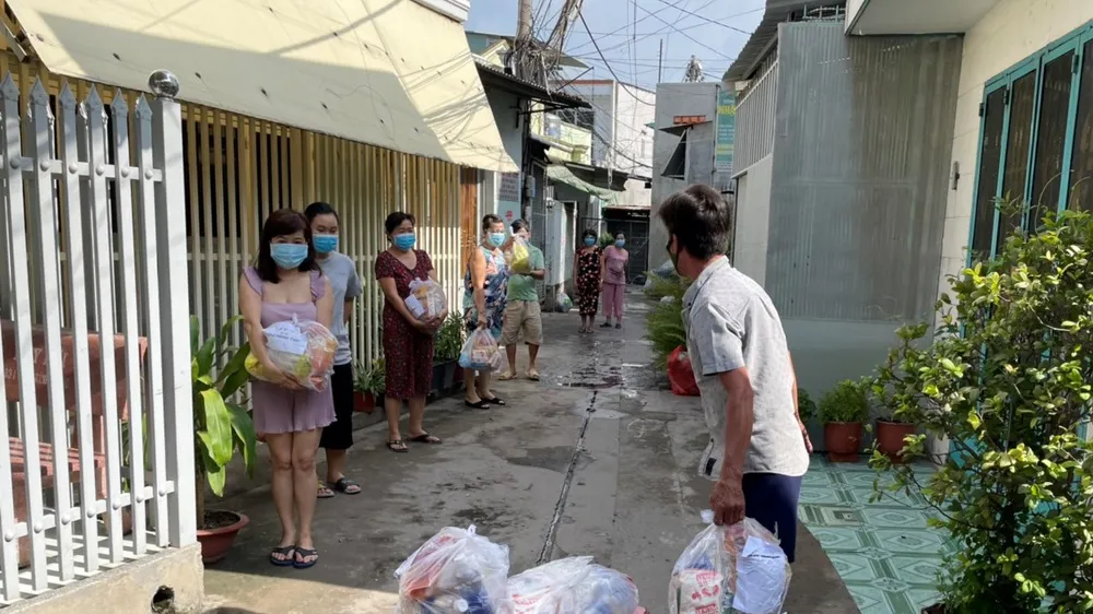 Người dân khu cách ly nhận hàng từ dự án "Chợ nghĩa tình"