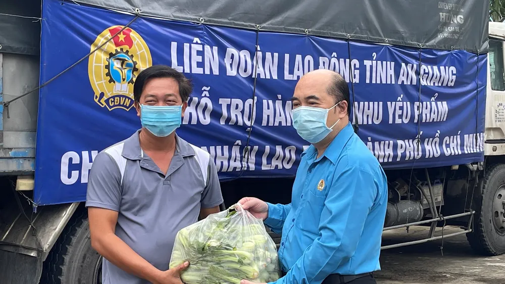 Phó chủ tịch LĐLĐ TPHCM Hồ Xuân Lâm trao quà từ tỉnh An Giang đến các công đoàn cơ sở để tặng công nhân lao động