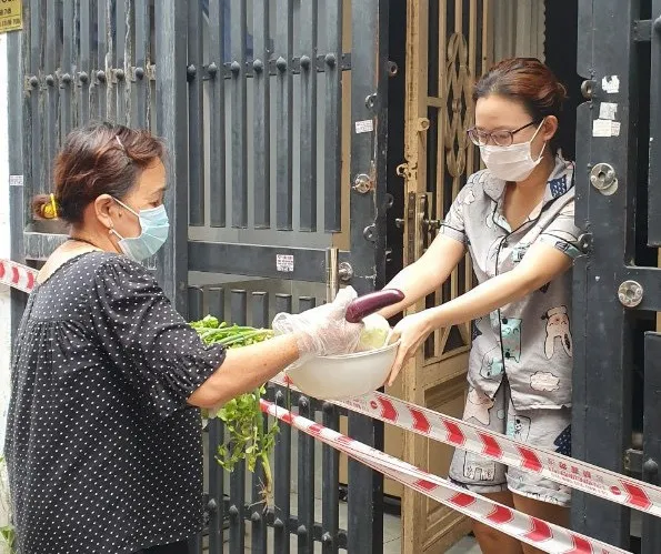 Hơn 9,5 tấn nông sản và 10.000 trứng gia cầm tặng công nhân vừa cách ly vừa sản xuất
