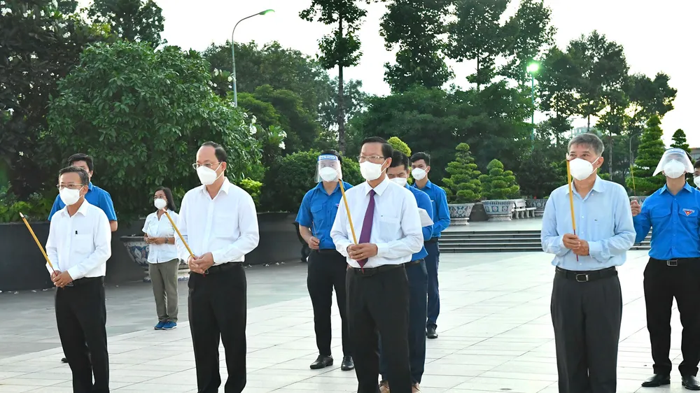 Các đồng chí lãnh đạo TPHCM dâng hương tại Nghĩa trang liệt sĩ TPHCM. Ảnh: VIỆT DŨNG