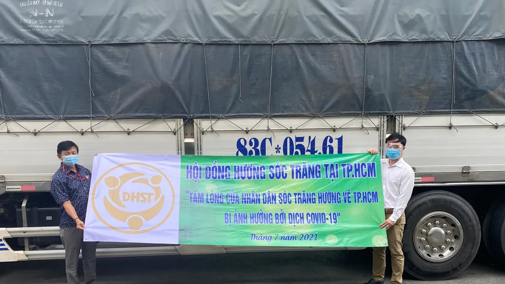 Đại diện Hội đồng hương Sóc Trăng tại TPHCM nhận quà từ chuyến xe nghĩa tình do tỉnh Sóc Trăng gửi tặng