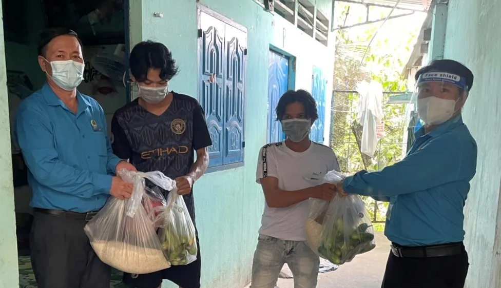 Nhu yếu phẩm thiết yếu được chuyển đến công nhân gặp khó khăn