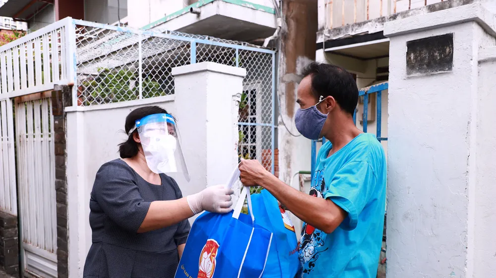 Trao túi an sinh xã hội chăm lo người dân gặp khó khăn do dịch Covid-19