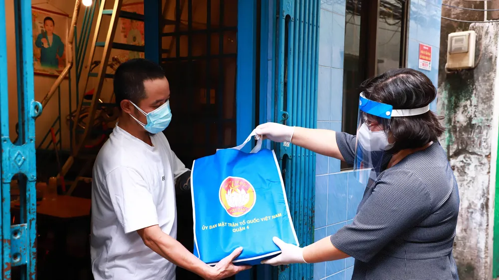 Phó Trưởng đoàn Đại biểu Quốc hội TPHCM Văn Thị Bạch Tuyết tặng túi an sinh xã hội cho công nhân xa quê tại phường 8, quận 4