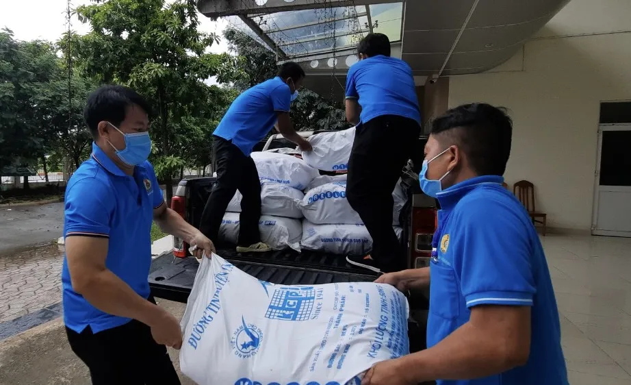 Cán bộ công đoàn mang thực phẩm đến công nhân lao động khó khăn