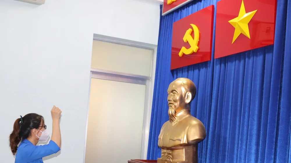 Đảng viên trẻ Lê Thị Vân tuyên thệ trong ngày vào Đảng 9-8
