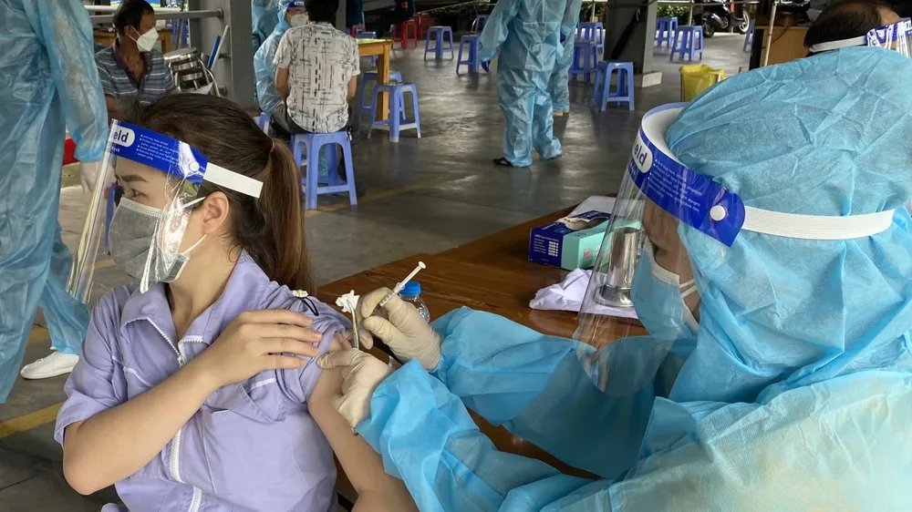 Công nhân "3 tại chỗ" KCX Tân Thuận được tiêm vaccine Vero Cell sáng 15-8