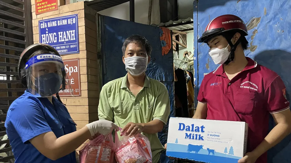 Hỗ trợ quà đến người dân khó khăn do dịch Covid-19
