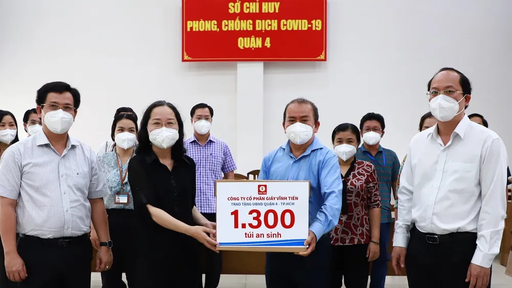 Đồng chí Nguyễn Hồ Hải và đại diện nhà tài trợ trao máy SpO2 cho lãnh đạo quận 4.