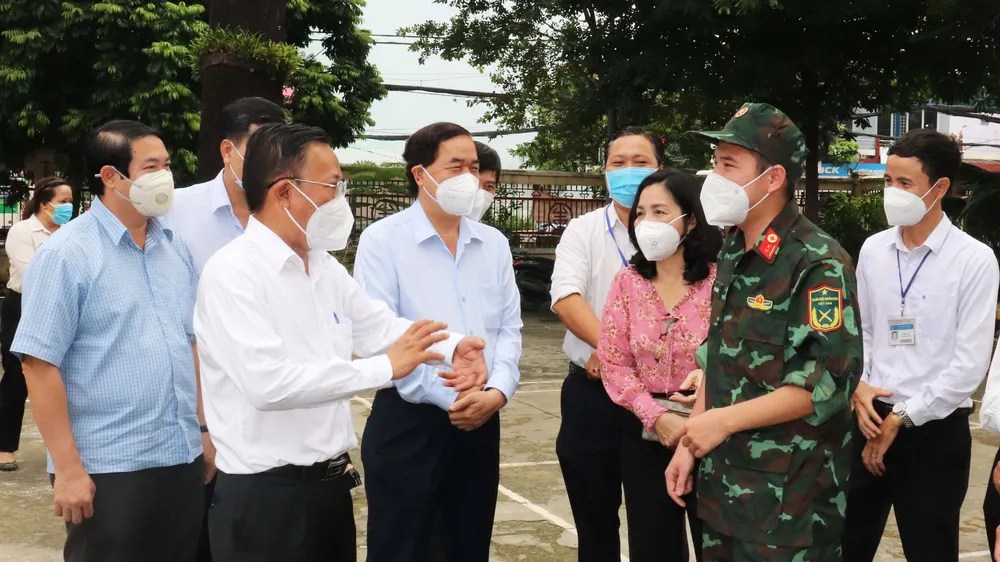 Trưởng Ban Dân vận Thành ủy TPHCM Nguyễn Hữu Hiệp thăm, động viên lực lượng tuyến đầu chống dịch tại quận Gò Vấp