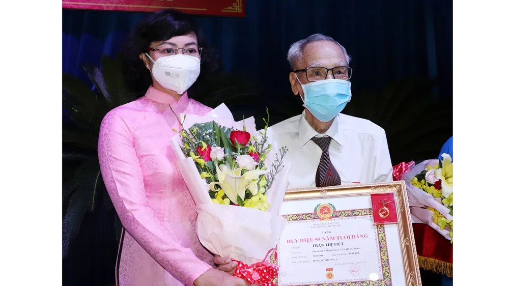 Đồng chí Phan Thị Thắng trao Huy hiệu 55 năm tuổi Đảng cho các đảng viên