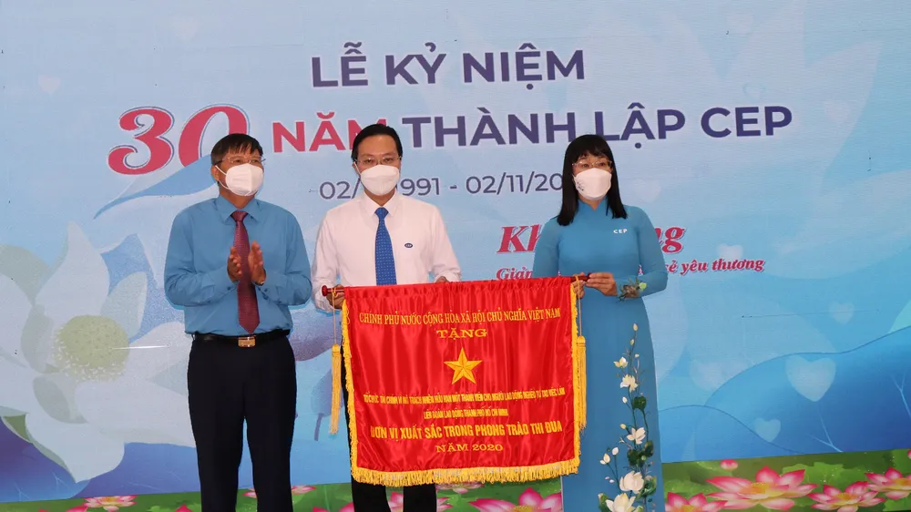 Phó Chủ tịch Tổng LĐLĐ Việt Nam Phan Văn Anh trao Cờ thi đua của Thủ tướng Chính phủ cho ban lãnh đạo CEP