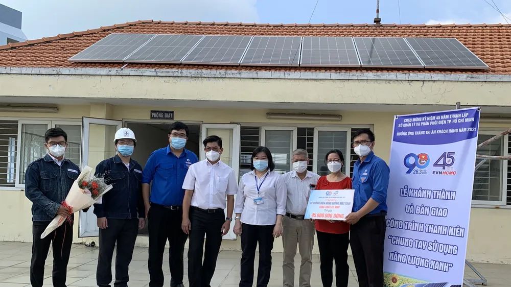 Đại diện EVN HCMC bàn giao công trình hệ thống điện năng lượng mặt trời cho trung tâm nuôi dưỡng bảo trợ trẻ em Linh Xuân