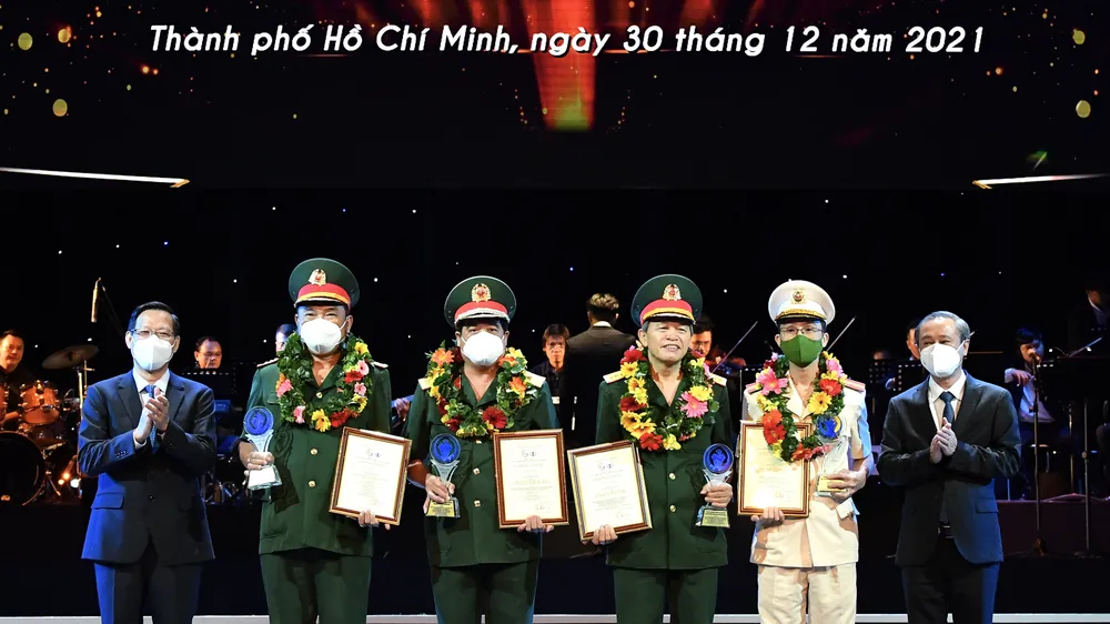 Chủ tịch UBND TPHCM Phan Văn Mãi trao Giải thưởng Sáng tạo TPHCM. Ảnh: VIỆT DŨNG