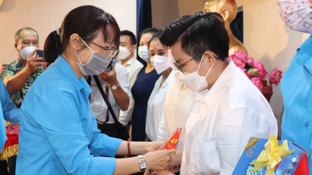 Chủ tịch LĐLĐ TPHCM Trần Thị Diệu Thúy chúc mừng các đảng viên công nhân tiêu biểu