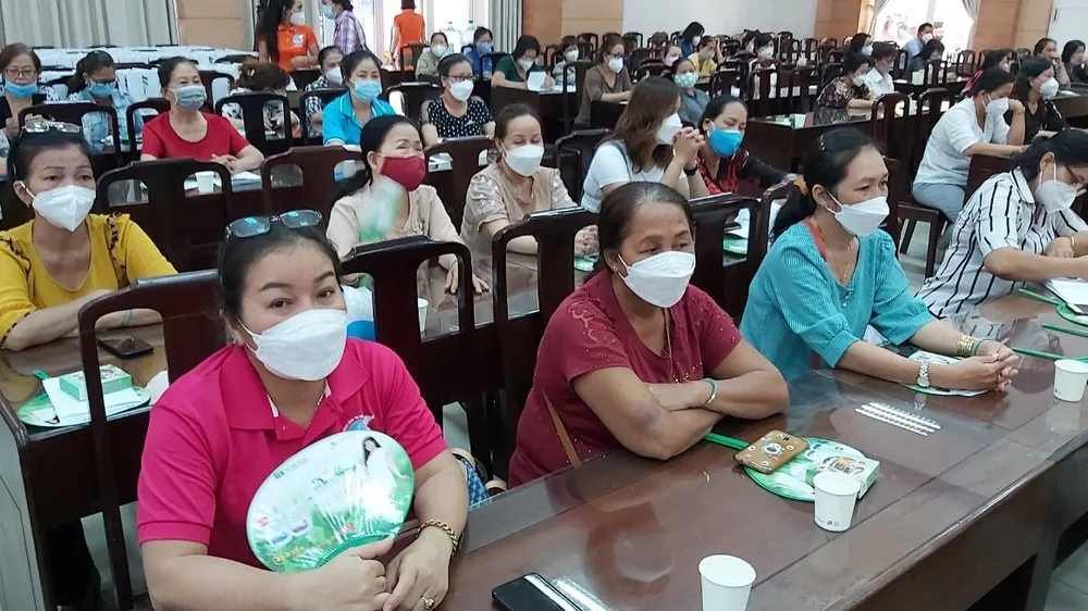 Nhiều nữ công nhân tham gia buổi nói chuyện về bạo lực gia đình ngày 26-3