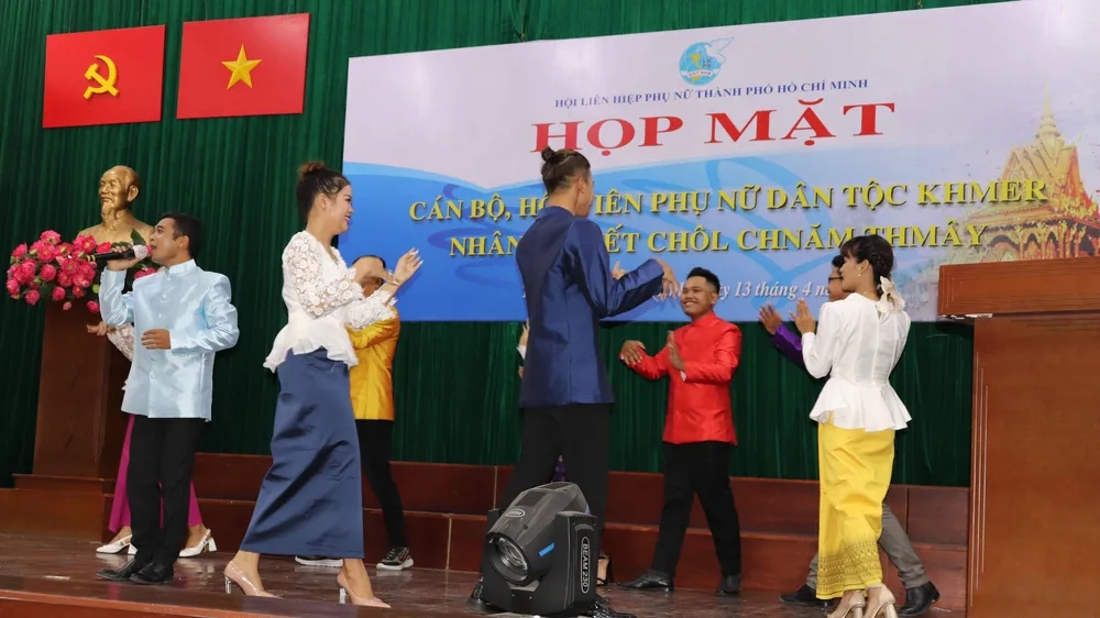 Giao lưu qua các điệu múa truyền thống của đồng bào để đón mừng năm mới