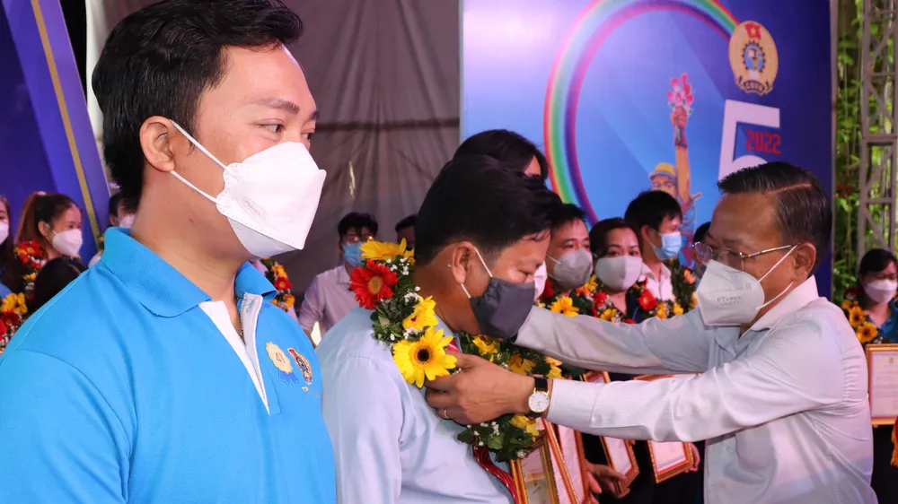 Trưởng Ban Dân vận Thành ủy TPHCM Nguyễn Hữu Hiệp tuyên dương các cá nhân tích cực tham gia phòng chống dịch Covid-19