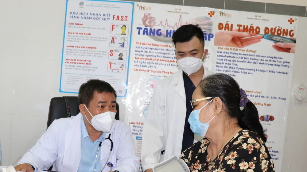 Người dân đến khám bằng BHYT tại Trạm Y tế phường Phú Mỹ sáng 10-5