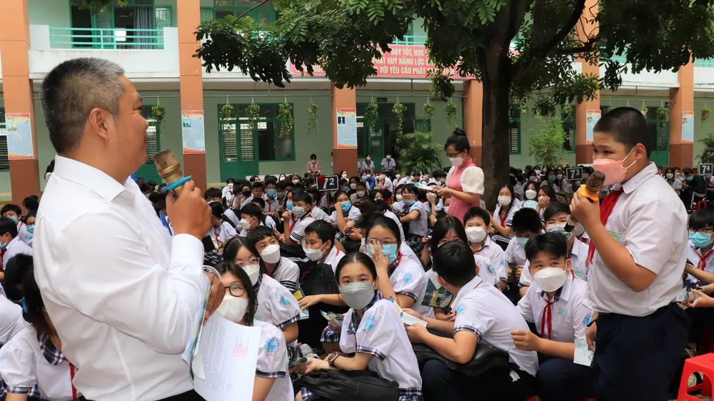 Học sinh đặt câu hỏi tìm hiểu về nước sạch đến chuyên gia ngành nước