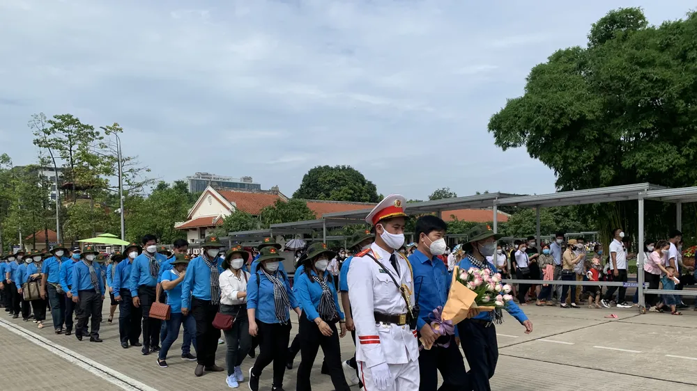 Đoàn công nhân lao động tiêu biểu TPHCM vào Lăng viếng Chủ tịch Hồ Chí Minh 