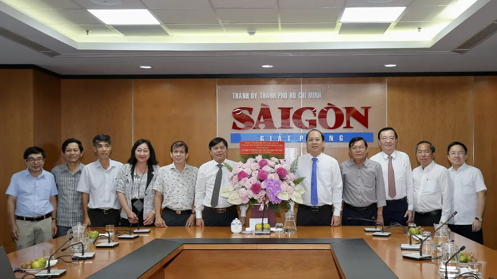 Đoàn lãnh đạo TPHCM do đồng chí Nguyễn Hồ Hải, Phó Bí thư Thành ủy TPHCM dẫn đầu đến thăm, chức mừng Báo SGGP. Ảnh: DŨNG PHƯƠNG