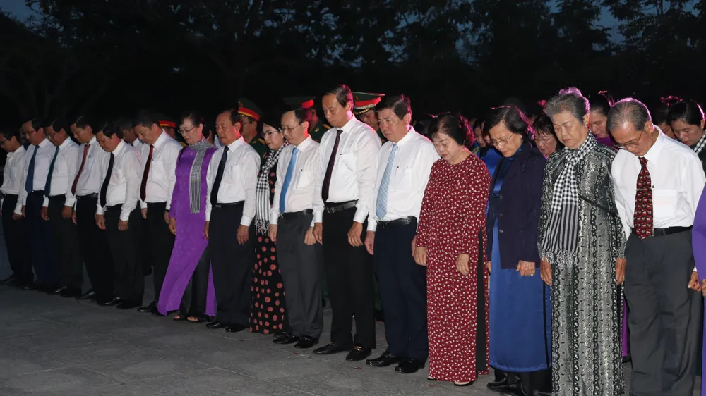 Các đồng chí lãnh đạo, nguyên lãnh đạo Đảng, Nhà nước, TPHCM dành phút mặc niệm tưởng nhớ các anh hùng liệt sĩ tại Nghĩa trang Hàng Dương