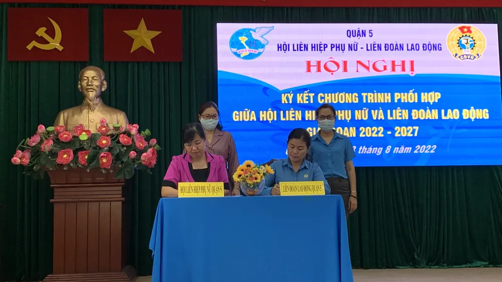 LĐLĐ quận 5 và Hội LHPN quận ký phối hợp chăm lo lao động nữ