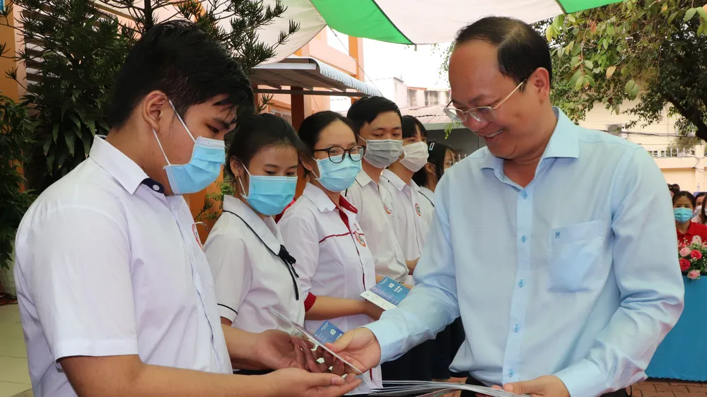 Trao 6 hệ thống lọc nước và 210 sổ tiết kiệm chăm lo học sinh khó khăn